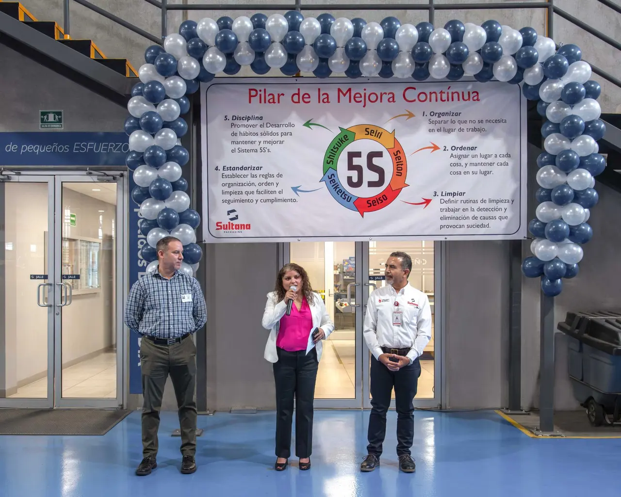 Ceremonia de Sultana Packaging con el equipo reunido en planta