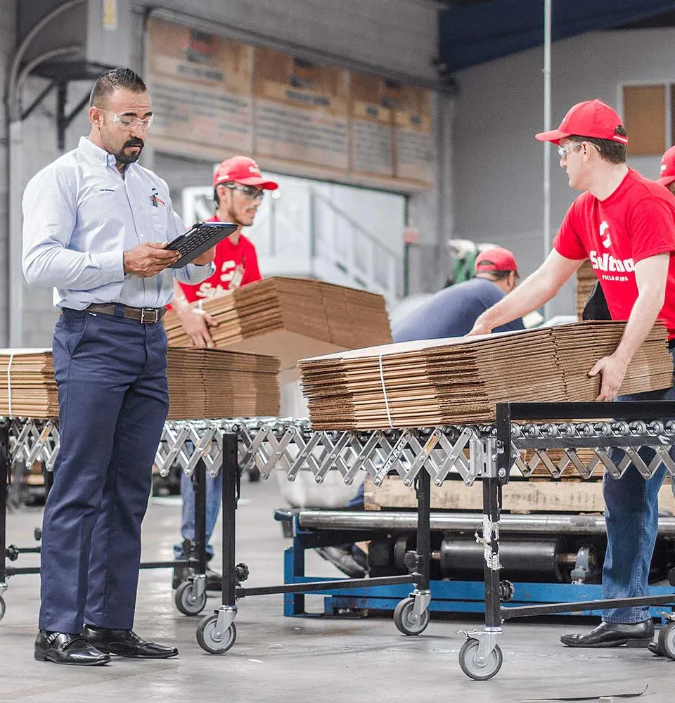 Equipo Sultana trabajando con láminas de cartón corrugado